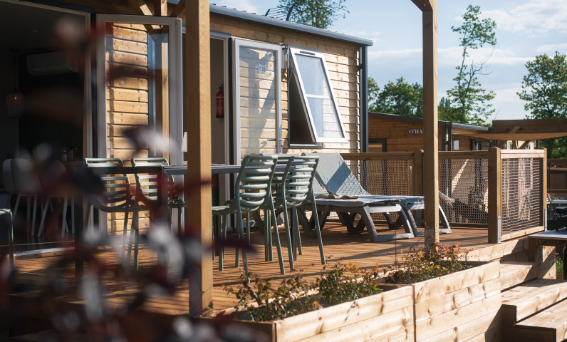 Mobil_home_luxe_le_sequoia_terrasse_mobilier.jpg