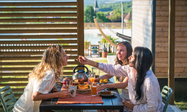 Petit déjeuner_sunelia_Sequoia_camping_quartier_vue_lagon_luxe.jpg