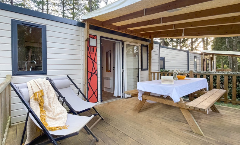 exterieur_prestige_plus_le_sequoia_camping_mobilier_terrasse.jpg