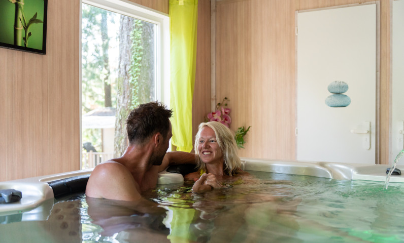 spa-bien-etre-jacuzzi-sauna-camping-detendre.jpg