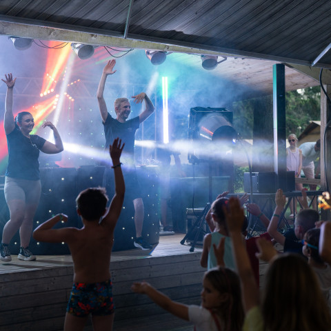 mini-disco-enfants-animation-camping-soiree.jpg