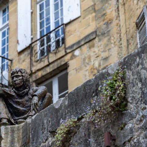 sarlat-statue-figure-ville-dordogne-lot-perigord.png