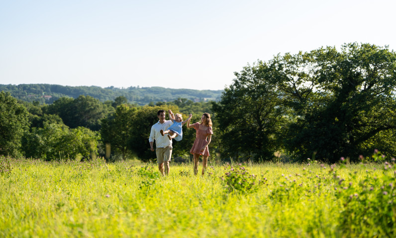 familie-vert-herbes-eco-camping-dordogne.jpg