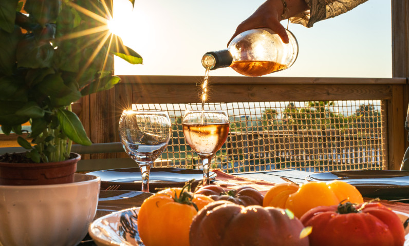 diner-en-terrasse-camping-dordogne-vallee-vin-rosé-lot-sequoia-sunelia.jpg